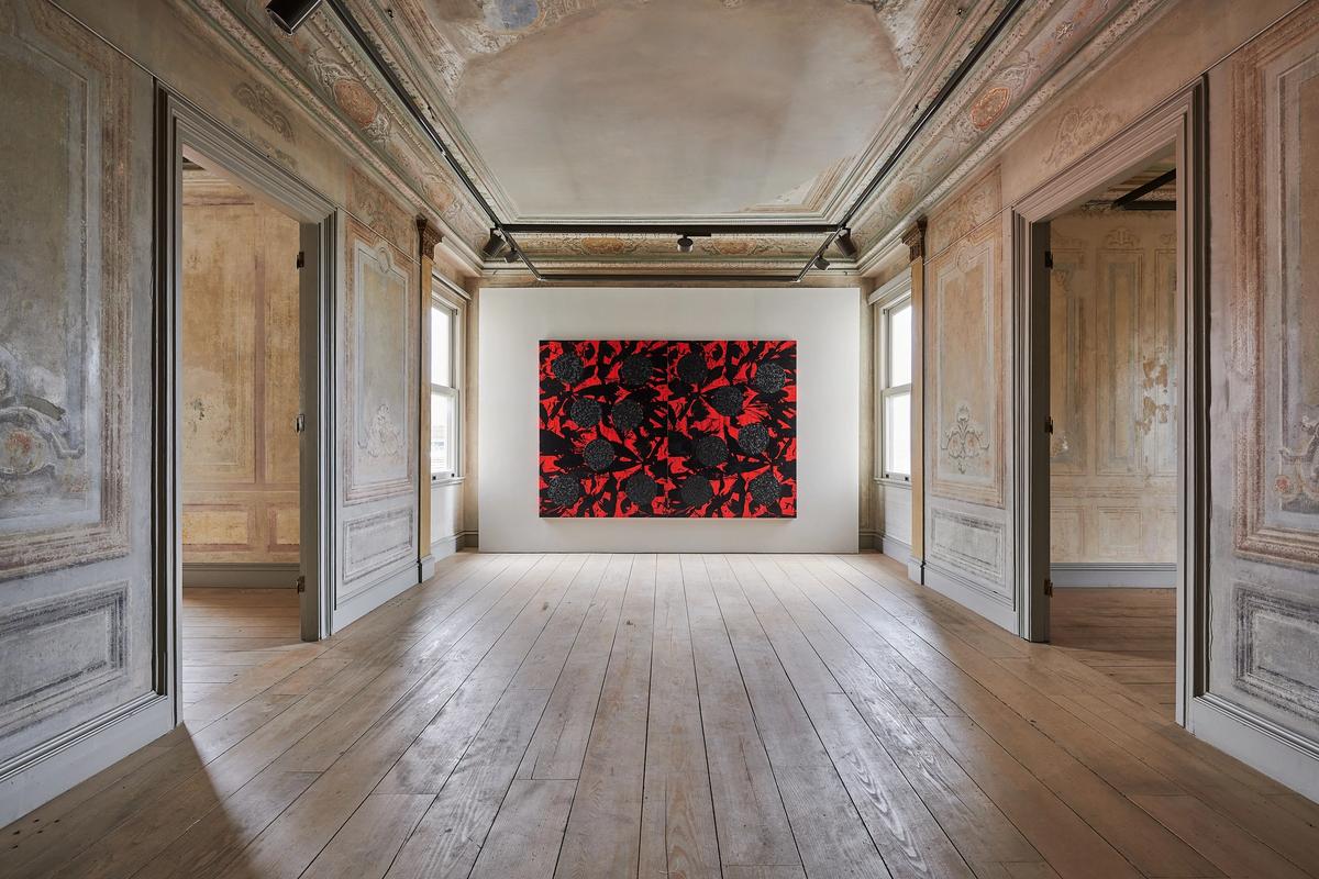 Ekrem Yalçındağ, “Natures” (Doğalar), 2023. 2020’de kurulan ve Abbasağa Parkı’nın yanı başında konumlanan Sevil Dolmacı Sanat Galerisi’nin Dubai ve Yalıkavak’ta da mekânı var.
© EMRE ÖNEMCİ