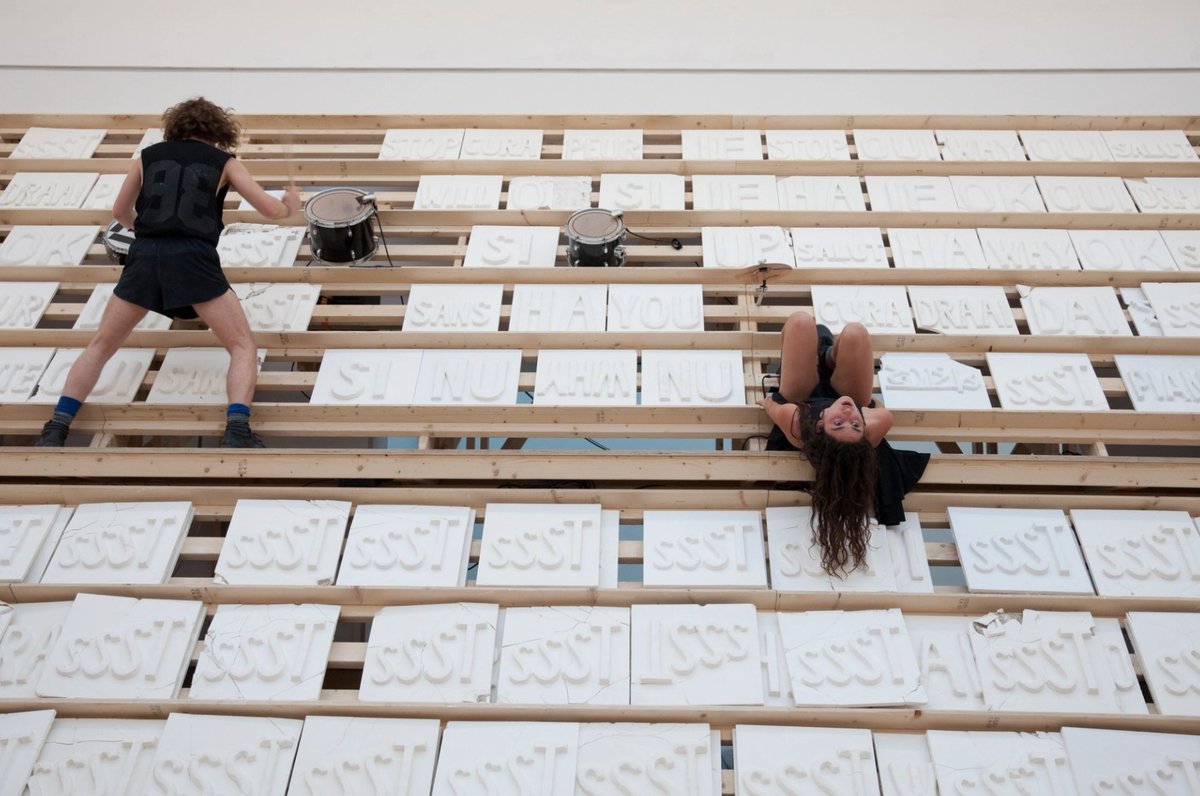 Miet Warlop’un IT NEVER SSST adlı performansına katılan performansçılar
© Reinout Hiel