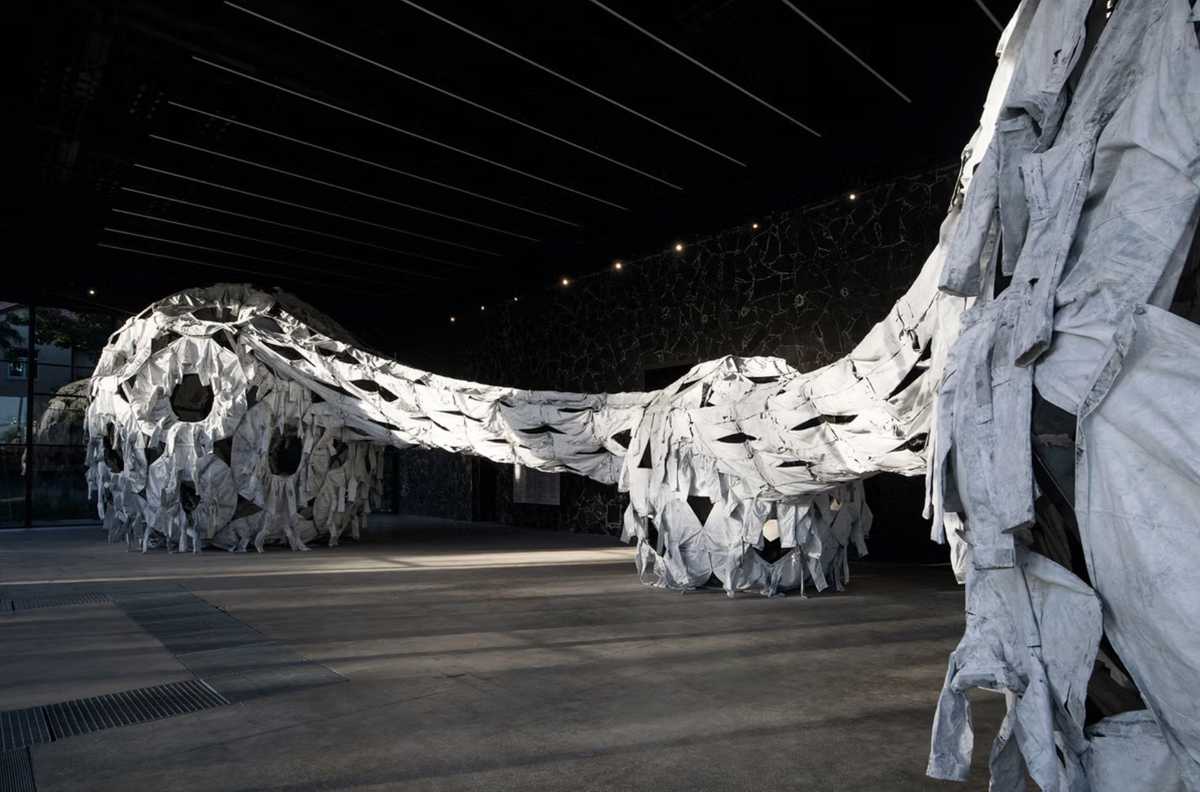 Ai Weiwei’nin Three Perfectly Proportioned Spheres and Camouflage Uniforms Painted White (2025), Ribbon International tarafından sipariş edilmiş ve Kiev’de Pavilyon 13’te sergileniyor.
YERLEŞTİRME: DMYTRO PRUTKIN VE RIBBON INTERNATIONAL