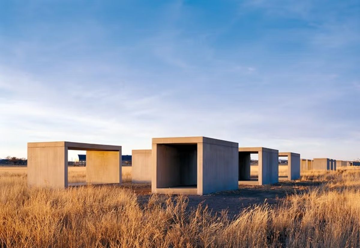 Donald Judd, 15 untitled works in concrete (1980-84) Marfa, Teksas
Fotoğraf: Florian Holzherr, Chinati Foundation izniyle.
© 2025 Judd Foundation/Artists Rights Society (ARS), New York