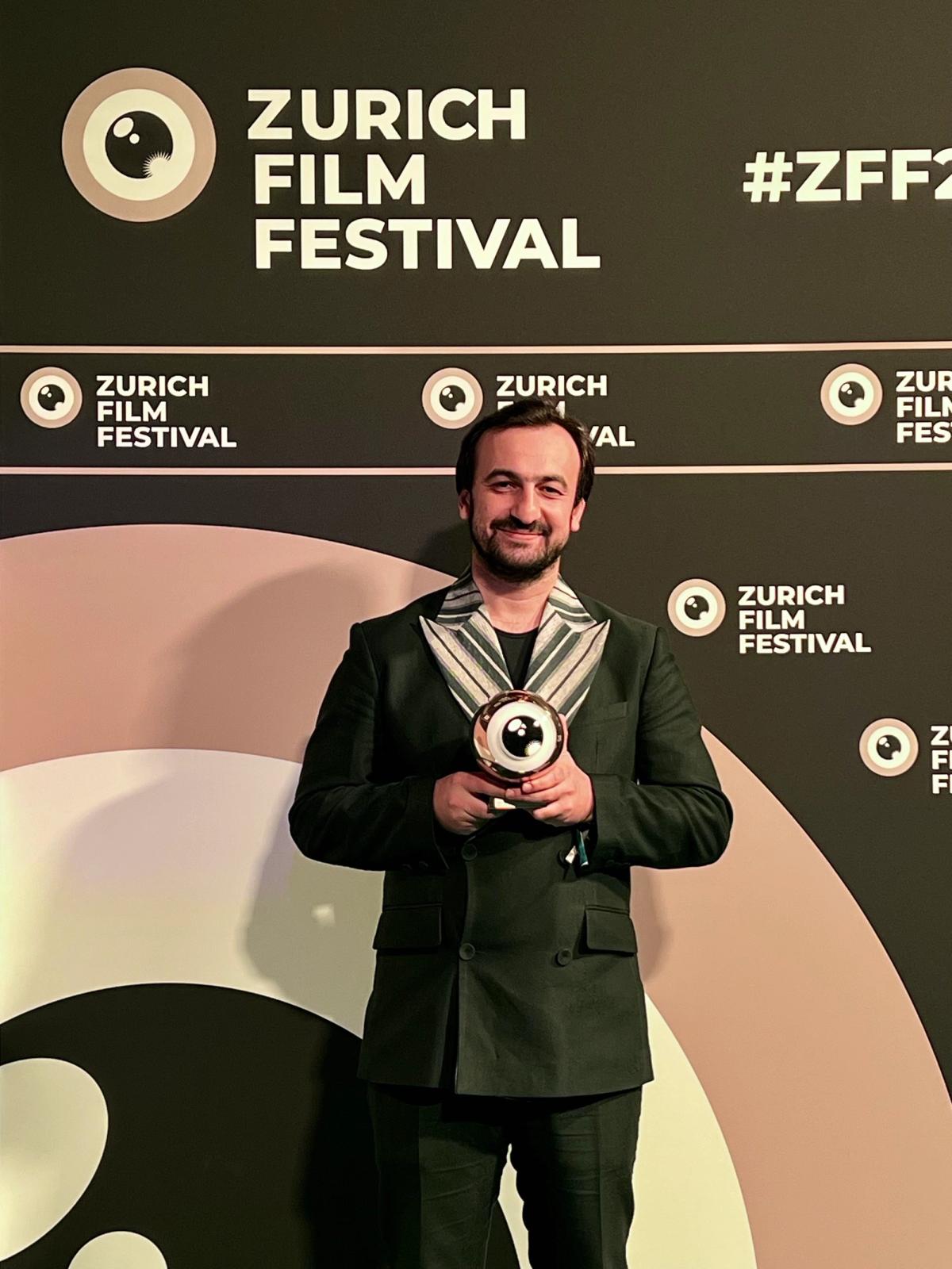 Yönetmen Selman Nacar, Zürih Film Festivali'nden Golden Eye ödül heykelciği ile döndü.