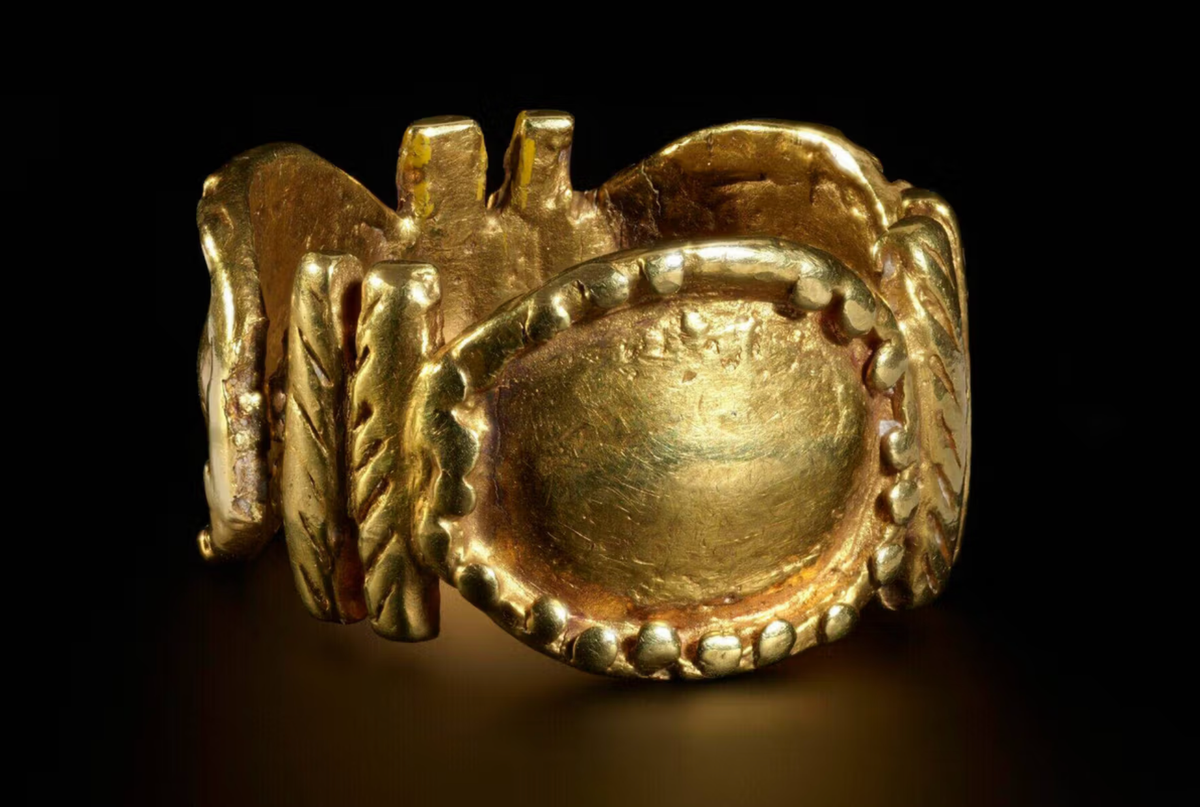 Victoria and Albert Müzesi koleksiyonundaki Asante kraliyet regalyasına ait bir yüzük (1874 öncesine ait olduğu tahmin ediliyor).
© Victoria and Albert Museum, Londra izniyle