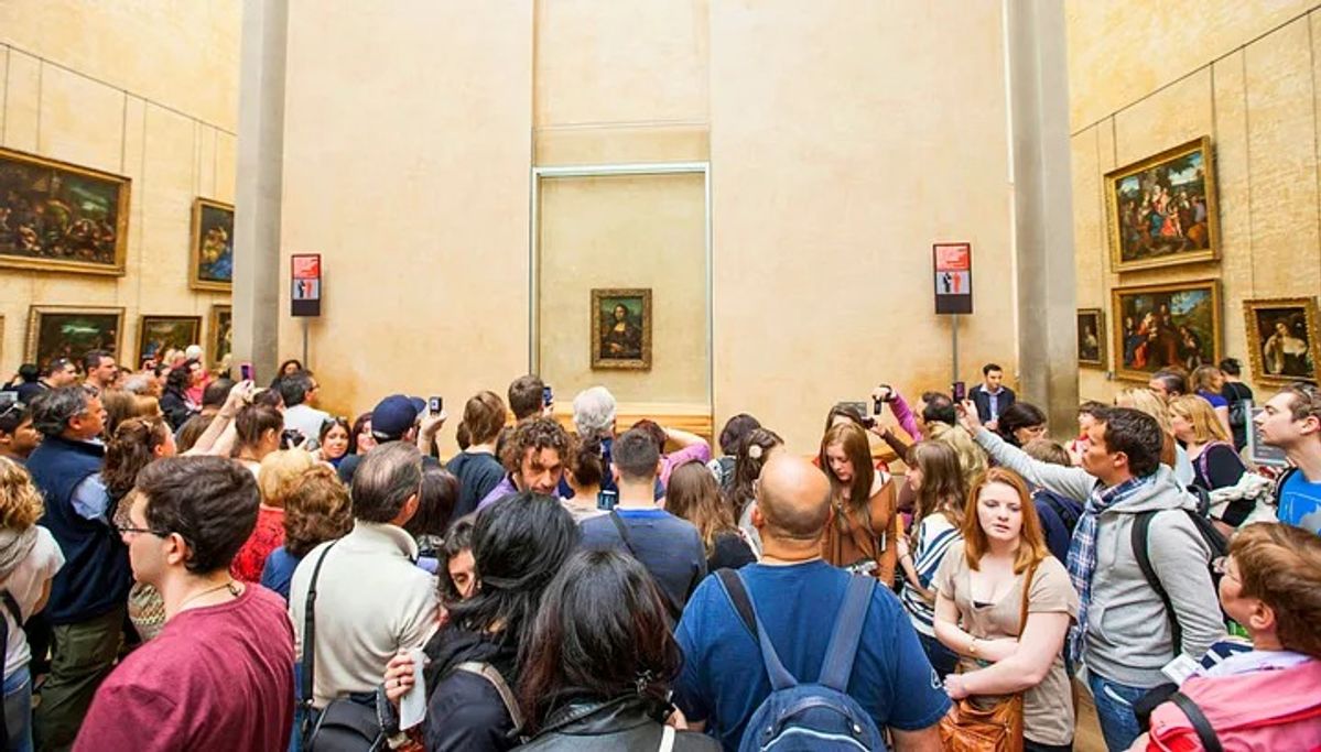 Musée du Louvre geçen yıl 8,7 milyon ziyaretçiyi ağırladı. Ancak personel kalabalığın iyi yönetilemediğini iddia ediyor.