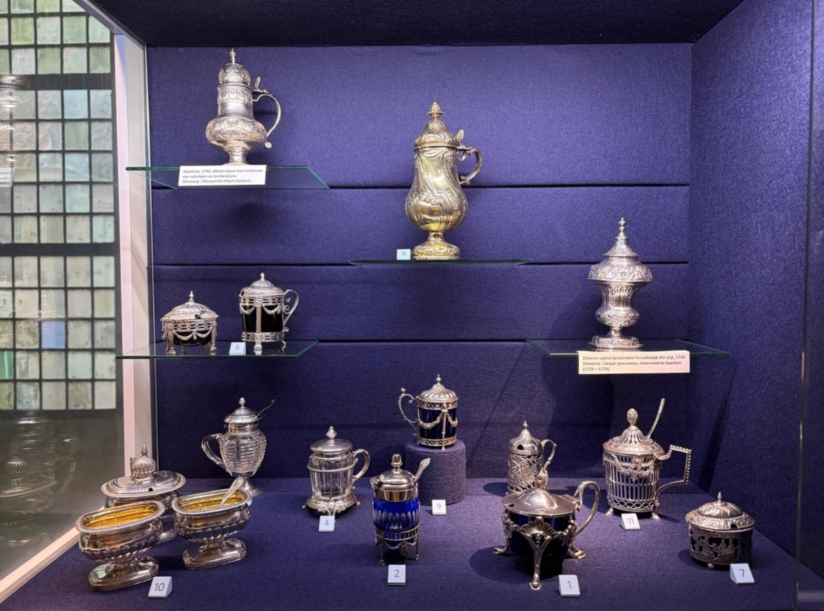 Doesburg Silver Museum'daki hardal kapları. Fotoğraf: Claske Helders-van der Veer
