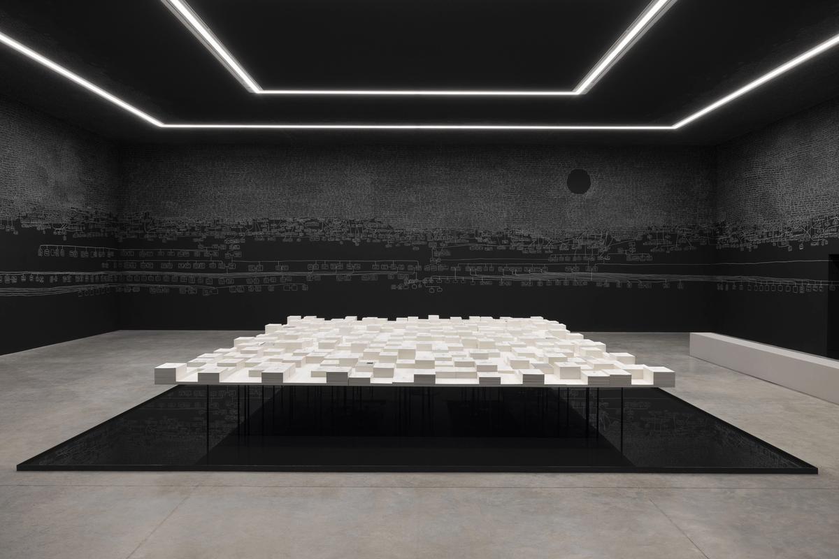Archie Moore, “kith and kin”, 2024. Venedik Avustralya Pavilyonu, Fotoğrafçı: Andrea Rossetti 
© Archie Moore / Görsel Archie Moore ve The Commercial izniyle