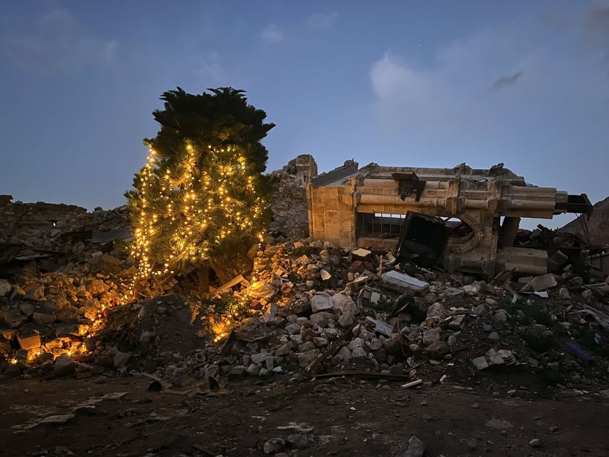 Tarihinde birçok deprem olan Antakya’da son depremlerde yıkılan Rum Ortodoks Kilisesi, 2023 sonunda kapılarını Noel için açtı.

RUM ORTODOKS KİLİSESİ: © BUSE CEREN GÜL, 2023