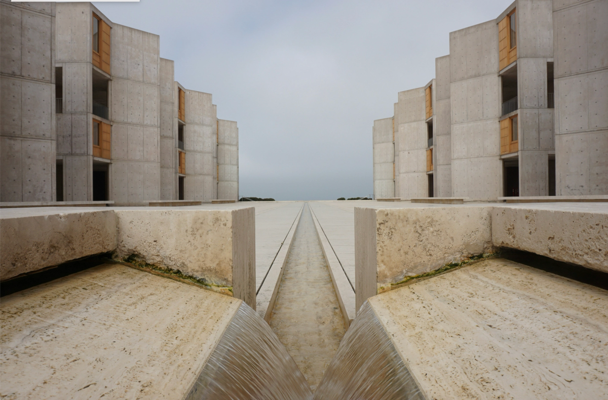 Louis Kahn’ın Salk Enstitüsü’nde bıraktığı boşluk, ışığı, yönü ve duyguyu taşıyan bir yapı öğesi olarak var olur.
Fotoğraf: Unsplash, Adam Bignell