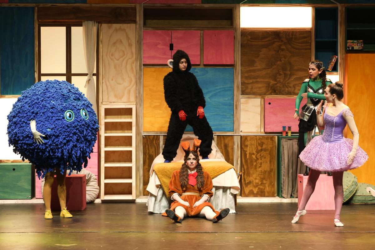 Alper Kul, Kadife Tavşan kitabını sahneye uyarlıyor, yönetmenliği Sevinç Erbulak’la paylaşıyor.
© ALİ GÜLER