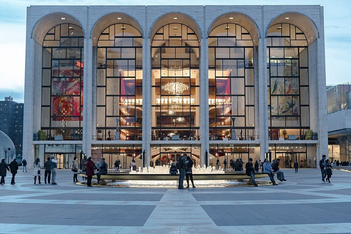 Metropolitan Opera için Marc Chagall tarafından yapılan duvar resimlerine Sotheby’s tarafından 55 milyon dolar değerinde biçildi.
Fotoğraf: Billie Grace Ward, Flickr aracılığıyla