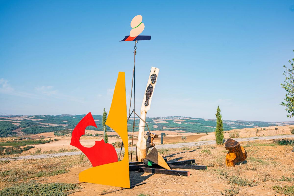 Milo Kester - Sen üç ayak üstünde toprağa çömelirken uyandık / We awoke as you squat on the floor on all three feet, 2024, ahşap, demir, boya / wood, steel, paint, 250 x 300 x 320 cm, Barbare Studio / Tekirdağ