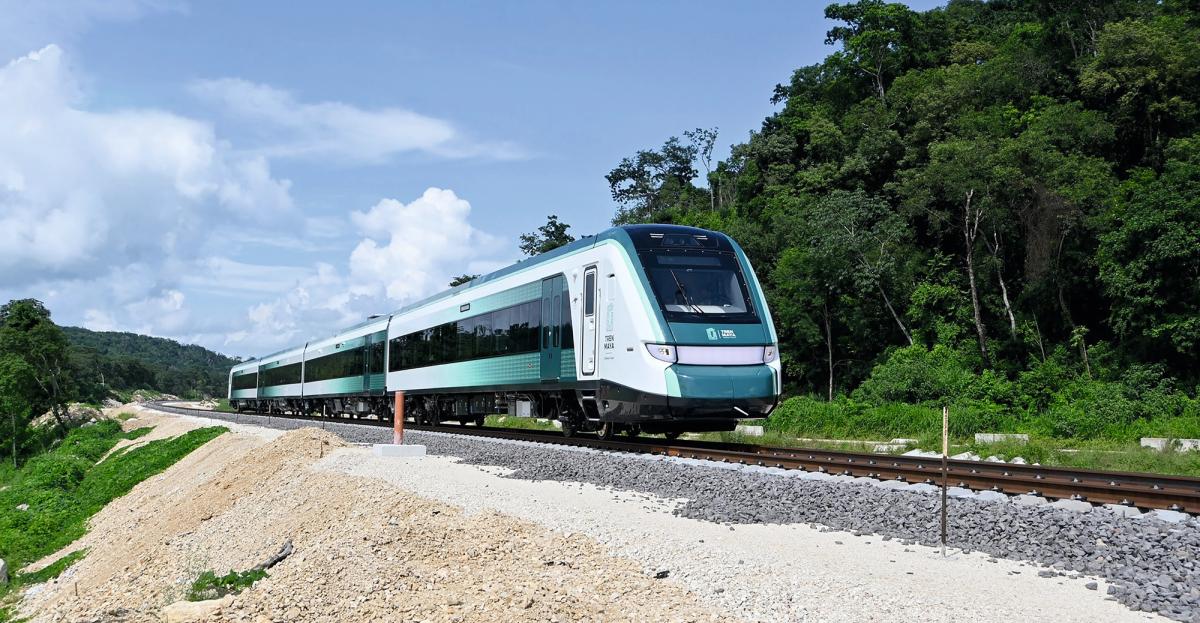 Palenque’den Cancún’a kadar yaklaşık 20 istasyonla Yucatán Yarımadası çevresindeki turistik yerleri birbirine bağlayan 1.525 km uzunluğunda yüksek hızlı bir tren hattı olan Maya Treni, aralık ayında parça parça açılmaya başlayacak.

Maya Treni projesinin tanıtmayı amaçladığı kültürel hazineleri istemeden de olsa yok edeceği öne sürülüyor.

© FACEBOOK.COM/TRENMAYAOFICIAL, 2023