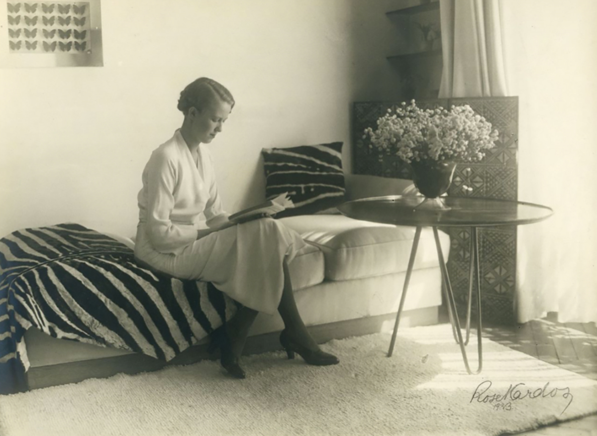 Dominique de Menil, 1933 yılında Paris'in Las Cases Caddesi'ndeki de Menil ailesinin dairesindeki oturma odasında. 

De Menil Ailesi Belgeleri, Menil Arşivleri, Menil Koleksiyonu, Houston'un izniyle