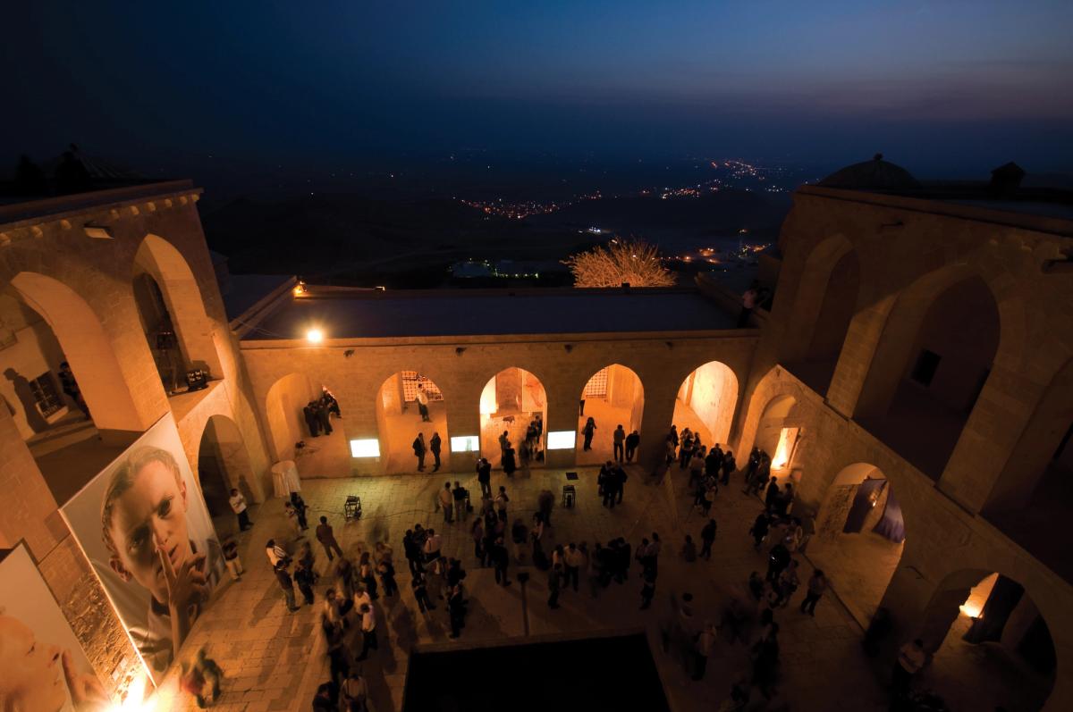 Bienal, çok kültürlü Mardin’den toplumların küreselleşmiş geçmişine bakmak için bakışını uzaklara çeviriyor. Kentin tarihî yapılarının etkinlik mekânı olarak işlevlendirilmesi, miras farkındalığına dair bir katman daha açıyor. 

© MEHMET ÇİMEN