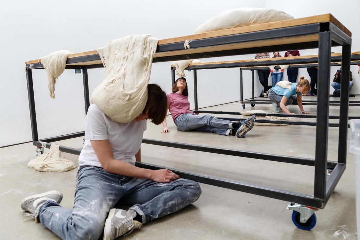 Laura Wilson, “Fold and Stretch”, 2016. Ekmek yaparken yapılan beden hareketlerine dayalı performansta dansçılar taşıdıkları hamurun yapısının izin verdiği ölçüde hareket ediyor.
"FOLD AND STRETCH": © LAURA WILSON, 2016