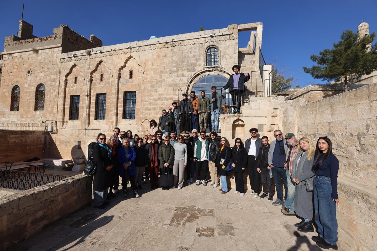 Exit Kolektif'in mekanı, yalnızca bir üretim alanı değil, farklı bakış açılarını bir araya getiren etkileşimli bir düşünsel alan işlevi üstleniyor.
FOTOĞRAF: MEHMET ÇİMEN