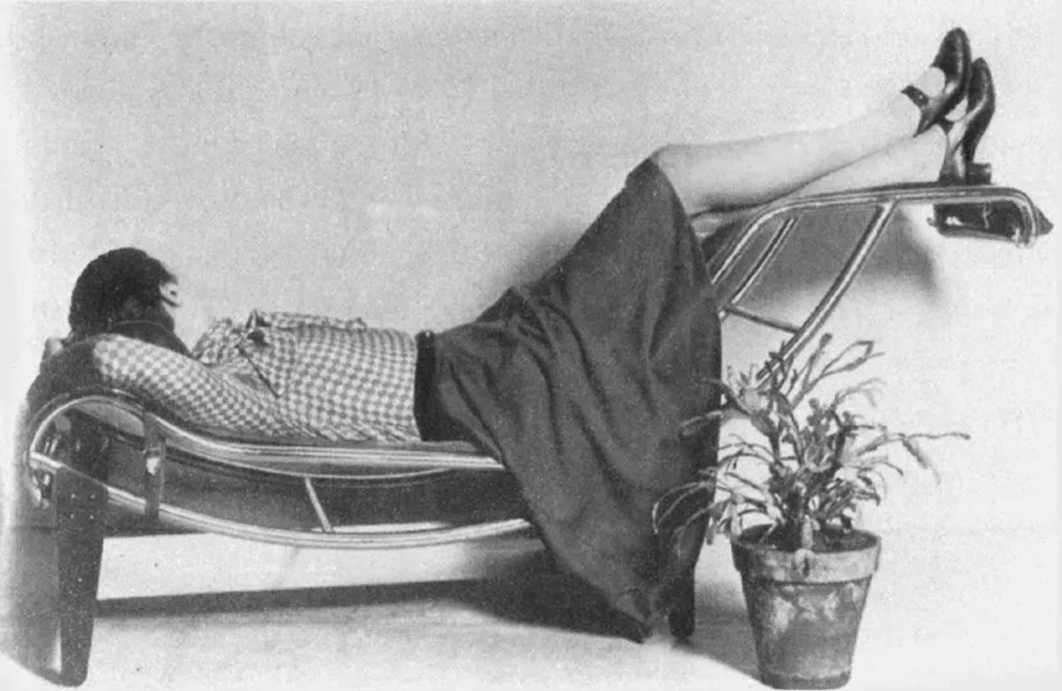 Charlotte Perriand, duvara karşı şezlongda. Güz Salonu 1929. 

Kitapta metinle doğrudan ilişkilendirilmeyen ama dönemin ruhunu yansıtan görseller yer alıyor.

© METİS YAYINLARI


