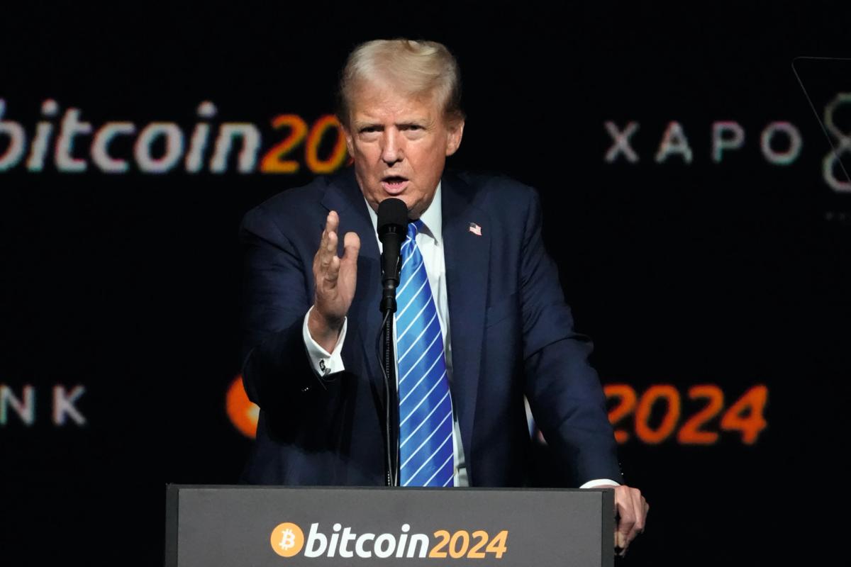 Kripto masalları: Kendini kripto süper kahramanı olarak tanımlayan Donald Trump dört NFT koleksiyonu çıkardı.
TRUMP: © THE ASSOCIATED PRESS, FOTOĞRAF: MARK HUMPHREY