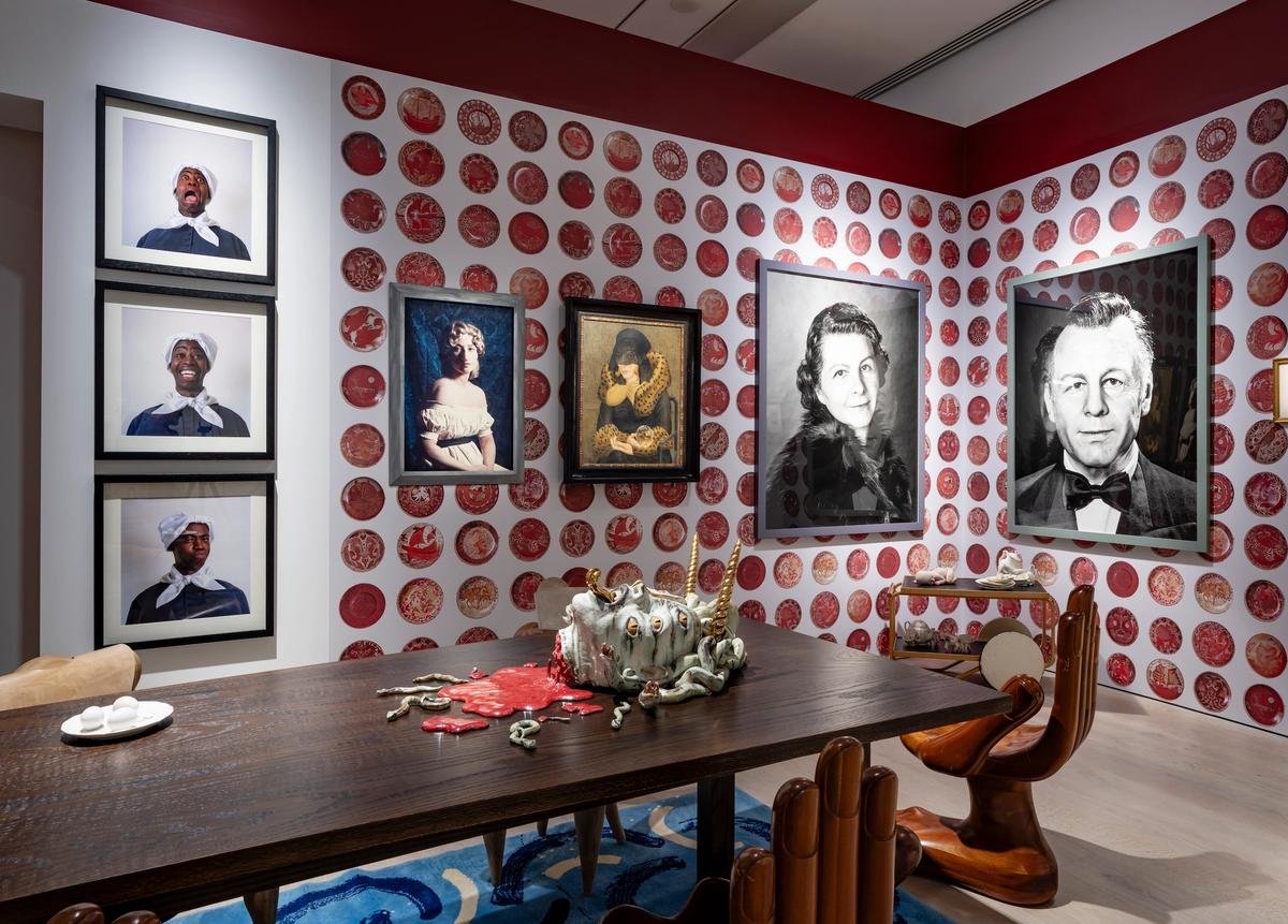 Sergideki grotesk, tuhaf, tiksindirici ya da mizahi sahneler insanı görmediklerinin hayalini kurmaya itiyor.
SERGİDEN GÖRÜNÜM: © ORHAN CEM ÇETİN, 2024