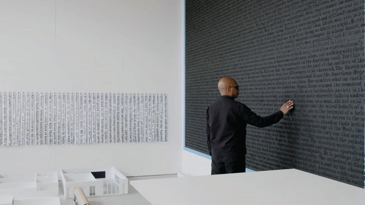 “Bu çalışmanın konusu metnin okunaksızlığı ve okunabilirliği – bir şeyi deşifre etme ve anlam bulma mücadelesi.” Glenn Ligon (1997’de başladığı) Stranger serisinden parçalarla. Serideki eserler, James Baldwin’in 1953’te yazdığı ve yazarın İsviçre’nin ücra bir dağ köyüne gelen ilk siyah olarak yaşadığı deneyimi belgeleyen “Stranger in the Village” adlı denemesinden bir parçaya dayanıyor.
FOTOĞRAF: © GLENN LIGON, HAUSER&WIRTH