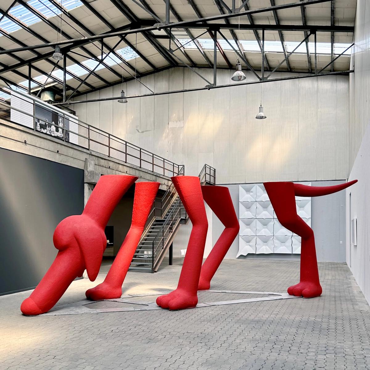 Erdil Yaşaroğlu

“Stray Dog”, 2023

Polyester, metal konstrüksiyon, pigmentli beton kaplama

300x900x300 cm