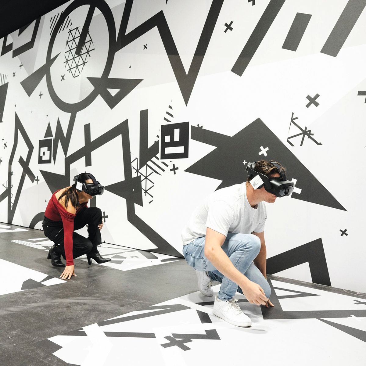 Ziyaretçiler dünyanın dört bir yanındaki mekânlarda gösterilen VR deneyimi Horizon of Khufu’yla etkileşime giriyor.
HORIZON OF KHUFU: © FEVER