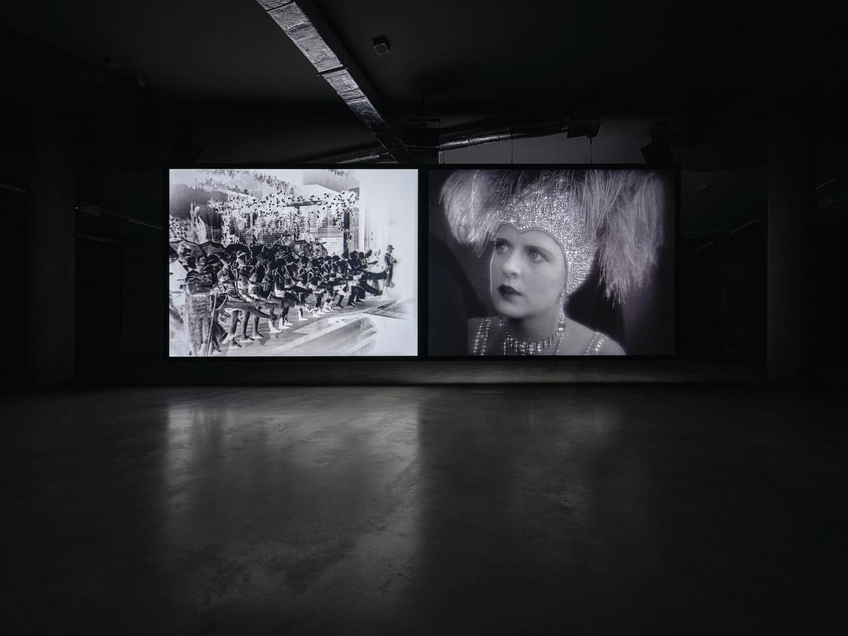 Steve McQueen’in Sunshine State’inde (2022, Milano, Pirelli HangarBicocca’da) The Jazz Singer (1927) filminden görüntüler kullanıyor. Eser bu yıl içinde New York’taki Dia Chelsea’de gösterilecek.
SUNSHINE STATE: © STEVE MCQUEEN, MARIAN GOODMAN GALLERY, PIRELLI HANGARBICOCCA, FOTOĞRAF: STUDIO HANS WILSCHUT/IFFR