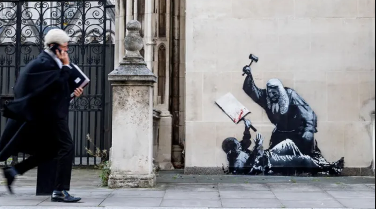 Eser, Queen’s Building’in dış duvarında ortaya çıktı.
Bansky’nin Instagram hesabı üzerinden
