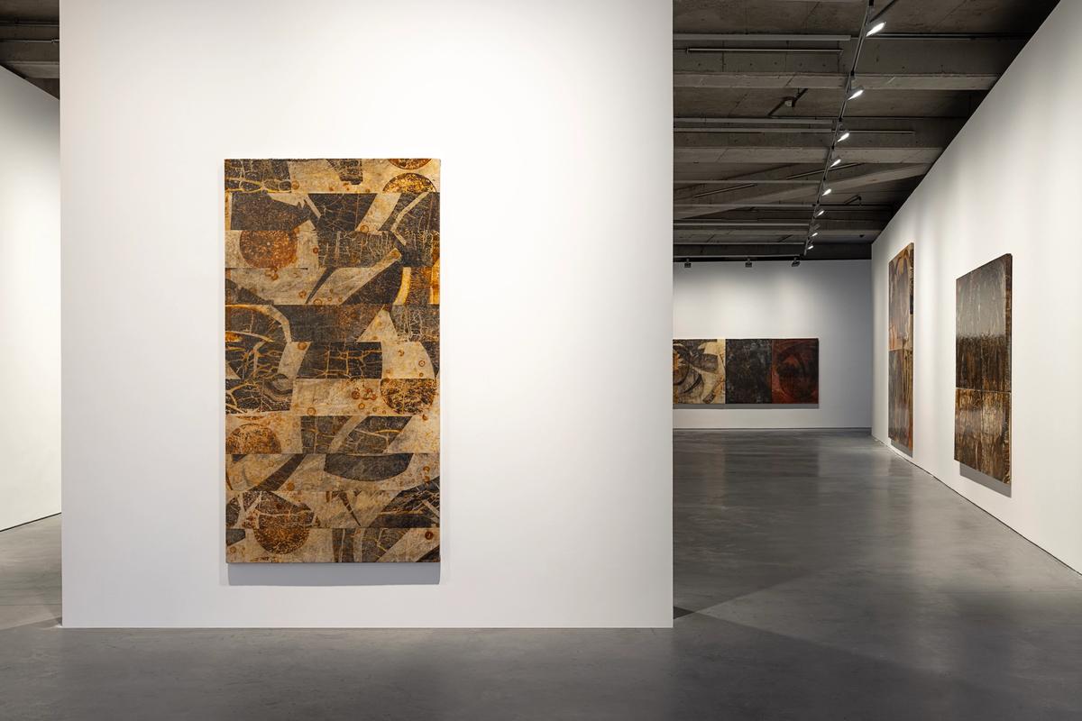 Canan Tolon, üretiminde dış dünyanın gerçekliğini kucaklamanın kendine has yöntemlerini deneysel süreçlerle keşfeden bir sanatçı. Yapıtlarını insana rastlantısal görünecek doğal süreçlerle örüyor.
© CANAN TOLON, DİRİMART, 2023