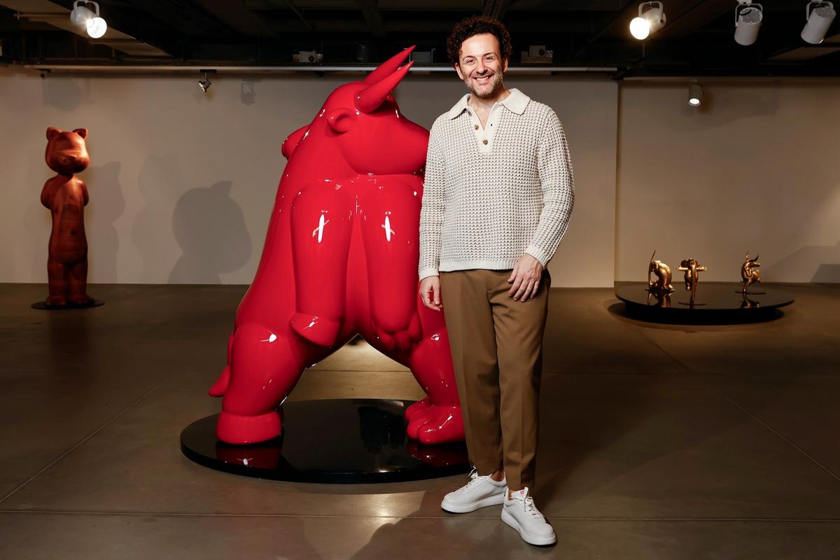 Erdil Yaşaroğlu, Bitmeyen Öykü/Never Ending Story adlı heykeli ile.
Fotoğraf: Barış Acarlı