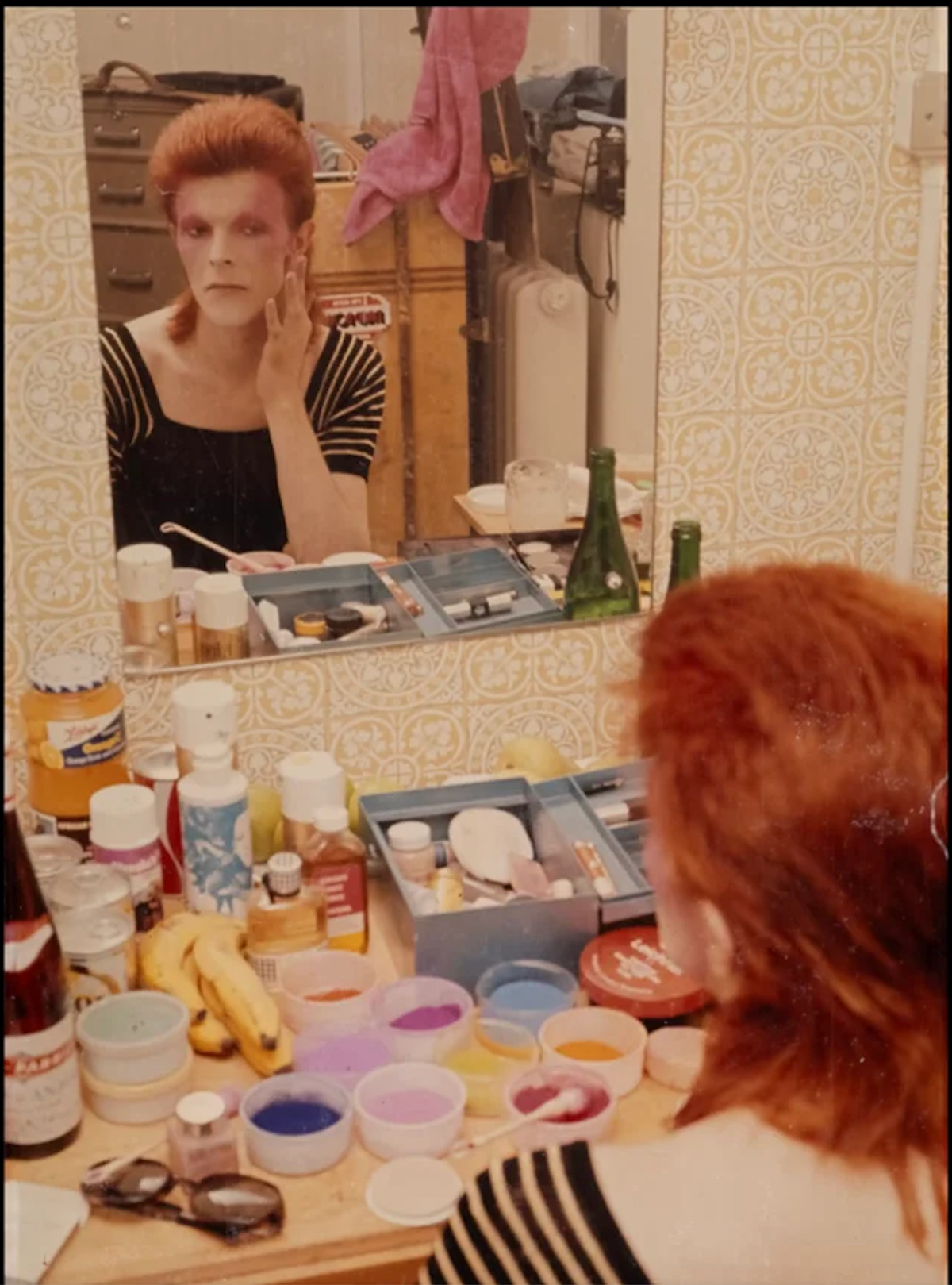 1973’te çekilen ve Bowie’nin alter egosu Ziggy Stardust olarak makyaj yaptığı bir fotoğraf
Fotoğraf: © MICK ROCK.