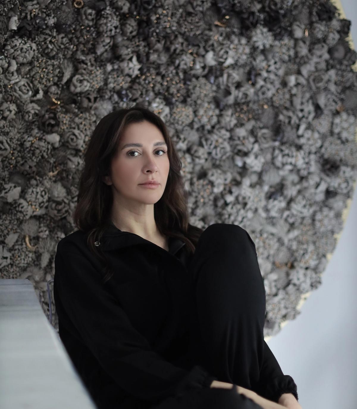 17 yıldır porselenle çalışan Melis Buyruk, “Bu malzeme bana sabretmeyi, beklemeyi ve olmazsa da çok çalışmayı öğretti. Bunun benim kişiliğimi de dönüştürdüğünü, olgunlaştırdığını düşünüyorum,” diyor.
MELİS BUYRUK: © MELİS BUYRUK