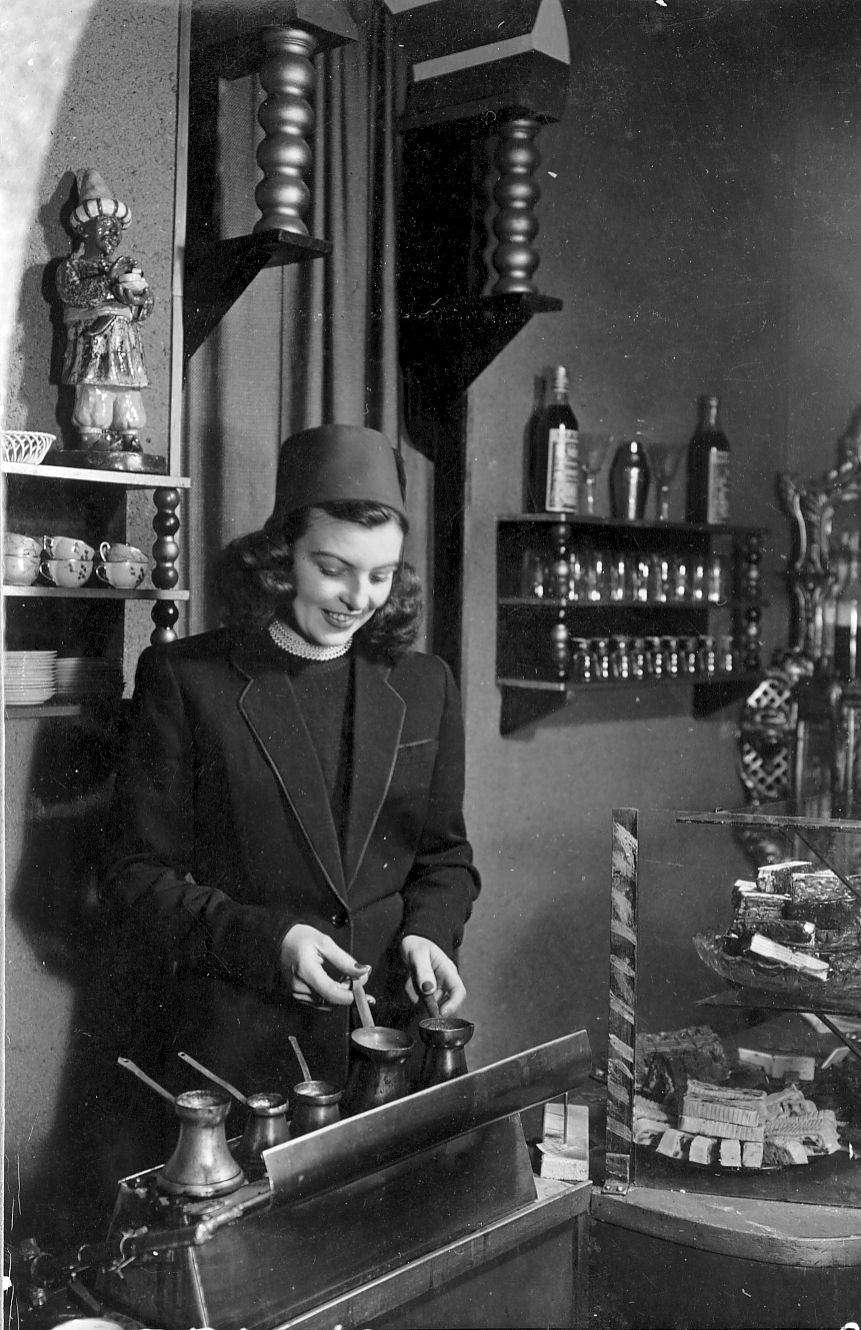 Kahve coğrafyamızdan başlayarak dünyaya yayıldı.

KAHVE YAPAN KADIN: © MACARİSTAN TİCARET VE TURİZM MÜZESİ