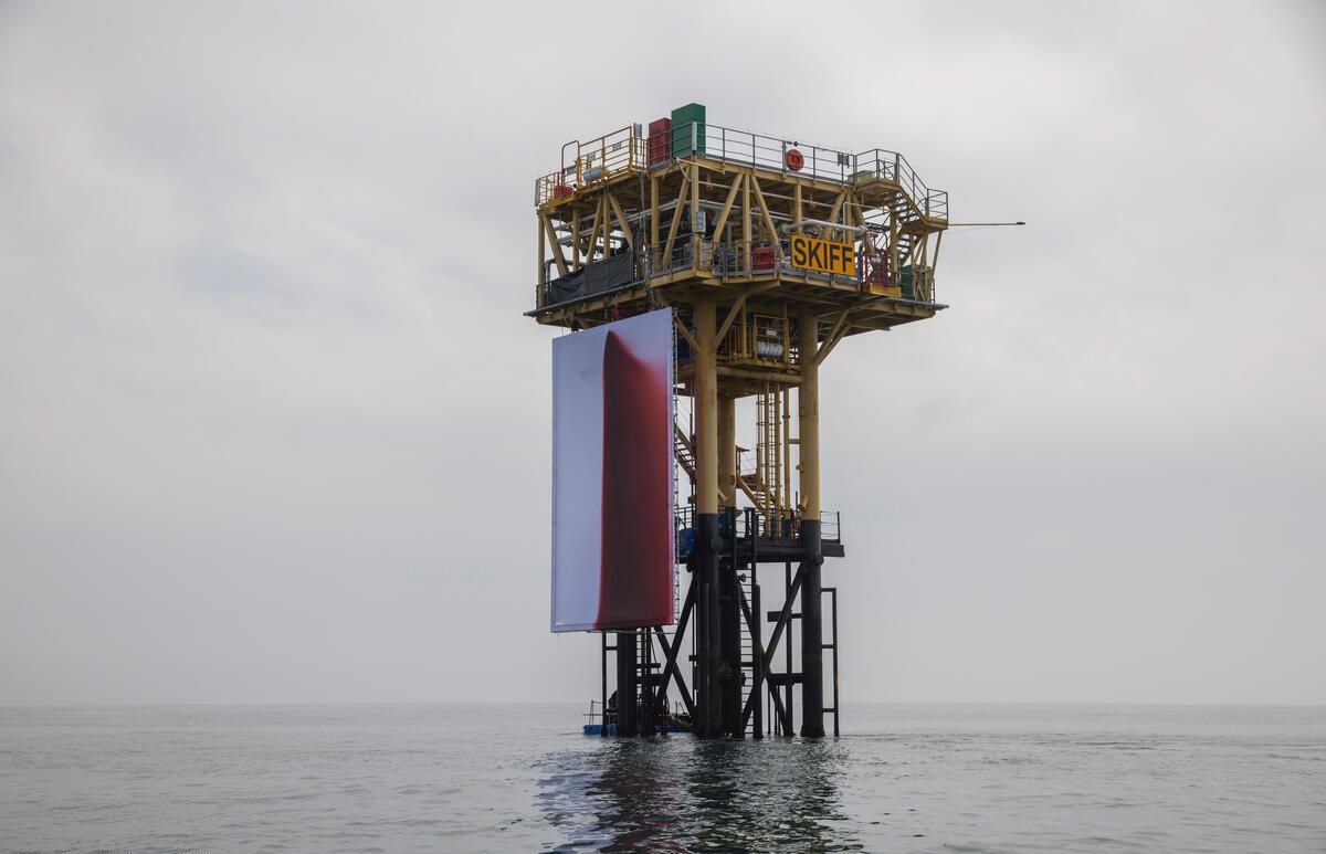 12 metreye 8 metre boyutundaki tuval, petrol ve doğalgaz şirketlerinin dünyaya verdiği yaraları simgeleyen 1000 litre kan kırmızısı sıvı ile kaplandı.
© Andrew McConnell / Greenpeace