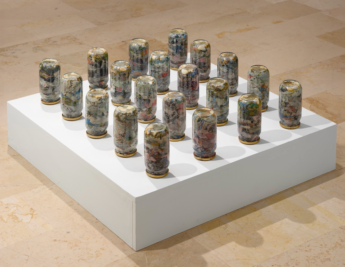 Mehmet Sinan Yücel, Gazete Turşusu, 2025, cam kavanoz içinde nohut, sarımsak, dereotu, sirke, tuzlu su ve gazete kâğıdı, her biri 18 × 9,5 cm, 1000 cc (20 parça) 

Fotoğraf: Barış Özçetin