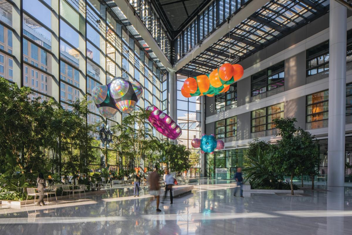 Monira Al Qadiri’nin petrokimyasal bileşiklerin devasa temsillerinden oluşan “Benzene Float” (2023) adlı eseri COP28 kapsamında Dubai’de sergileniyor.
FOTOĞRAF: © SEEING THINGS, © SANATÇI