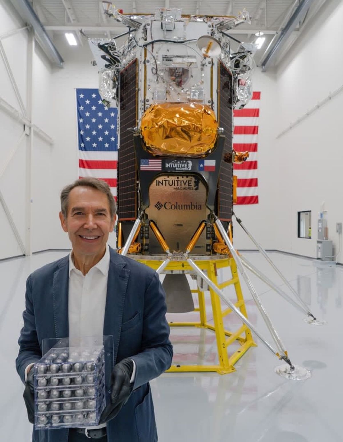 Koons'un heykelleri, özel Amerikan şirketi Intuitive Machines tarafından geliştirilen ve Musk'ın SpaceX'i tarafından tasarlanan Falcon 9 roketiyle Ay'a fırlatılması planlanan Nova C (Odysseus) adlı iniş aracında yer alıyor.

Fotoğraf: Jeff Koons'un X paylaşımı. 