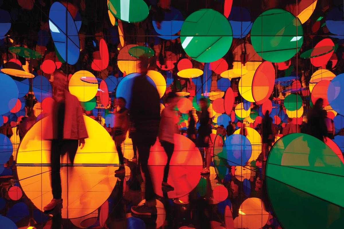 Yansımalar: Yayoi Kusama’dan “Dreaming of Earth’s Sphericity, I Would Offer My Love” (2023).
YAYOI KUSAMA: © MATTHEW MILLMAN PHOTOGRAPHY