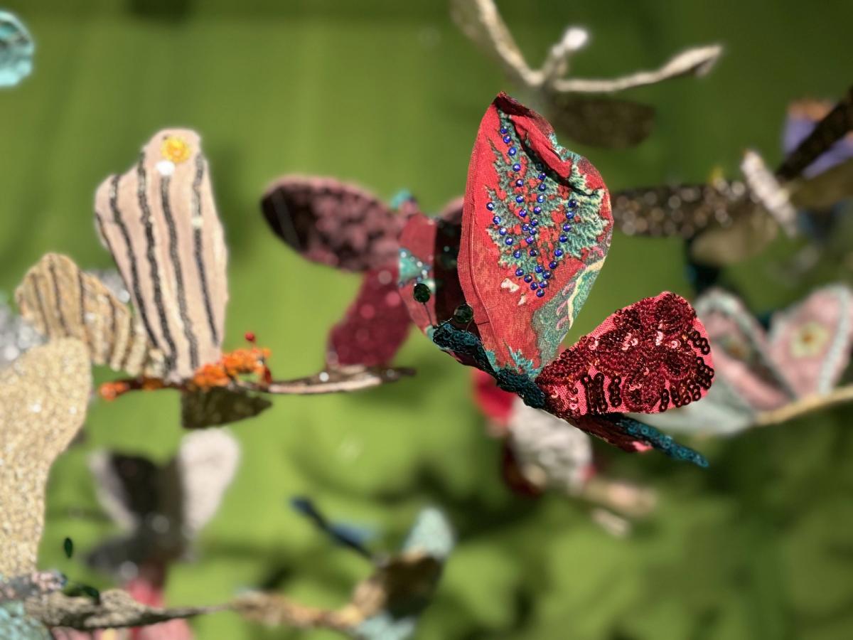 Vuslat’a mitlerin ve masalların renkli dünyası hâkim (görselde sergi detayı).
© CANAN, .ARTSÜMER, 2024