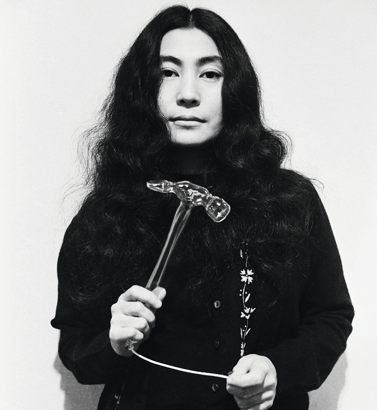 1967’de Londra Lisson Gallery’deki Half-a-Wind (Rüzgârın Yarısı) sergisi sırasında fotoğraflanan Yoko Ono.
HALF-A-WIND: © CLAY PERRY