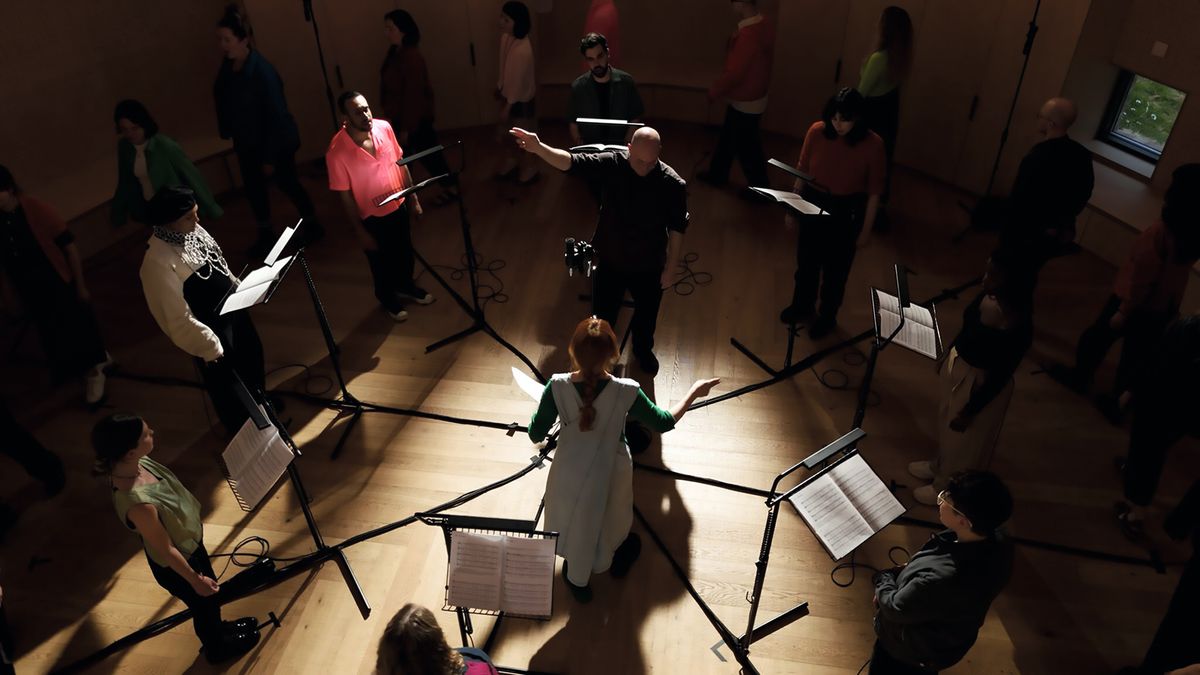 “Yoğun bir güzellik hissi ve mucizevi insan koordinasyonu”: Holly Herndon ve Mat Dryhurst (aşağıda) London Contemporary Voices korosunun (yukarıda) kaydını yönetiyor.
KAYIT: “COURTESY”: © FOREIGN BODY PRODUCTIONS