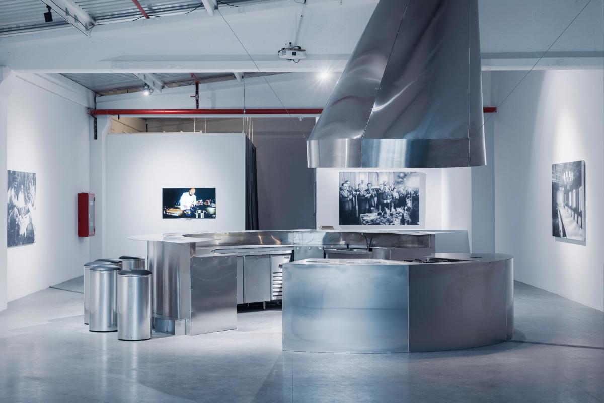 “Muhatabı Olmayan Mutfak”, 6 Ocak’ta Bursa, İMALAT-HANE'de açıldı.
Fotoğraf: Emirkan Cörüt