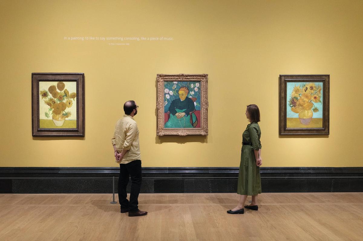 Vincent van Gogh’un üçleme fikri: National Gallery koleksiyonundaki “Ayçiçekleri” (solda), Philadelphia Museum of Art koleksiyonundaki “Ayçiçekleri” versiyonu ve ortada “Madam Roulin Beşiği Sallıyor (Ninni)”; sanatçı eserlerin birbirlerine neredeyse değecek şekilde yerleştirilmesini istemişti.
©NATIONAL GALLERY, LONDRA