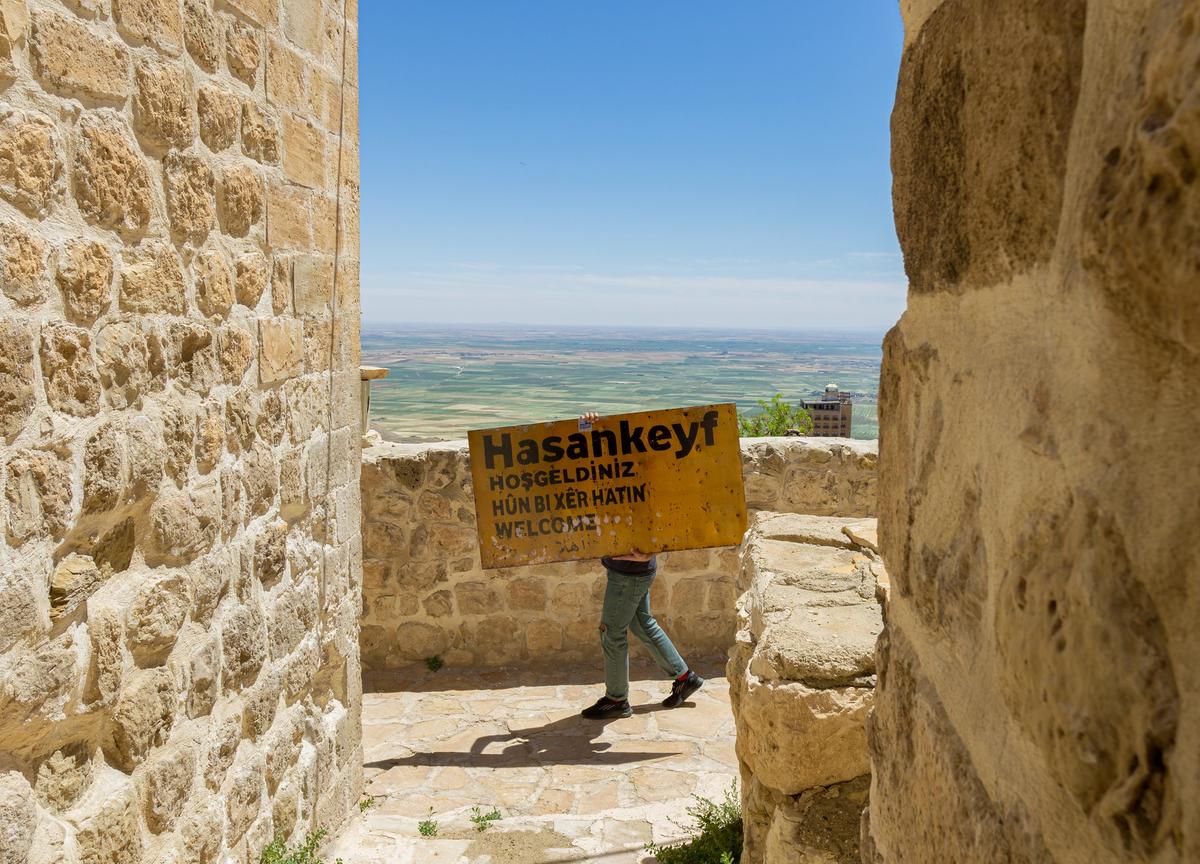“Yıkıntılara Bakmak”, performans, 2022. “Rastlantısal olarak benimle karşılaşan herkes birer potansiyel izleyici,” diyor Alpar kamusal alanda sanat üretmeye dair.
PERFORMANS: © ATEŞ ALPAR