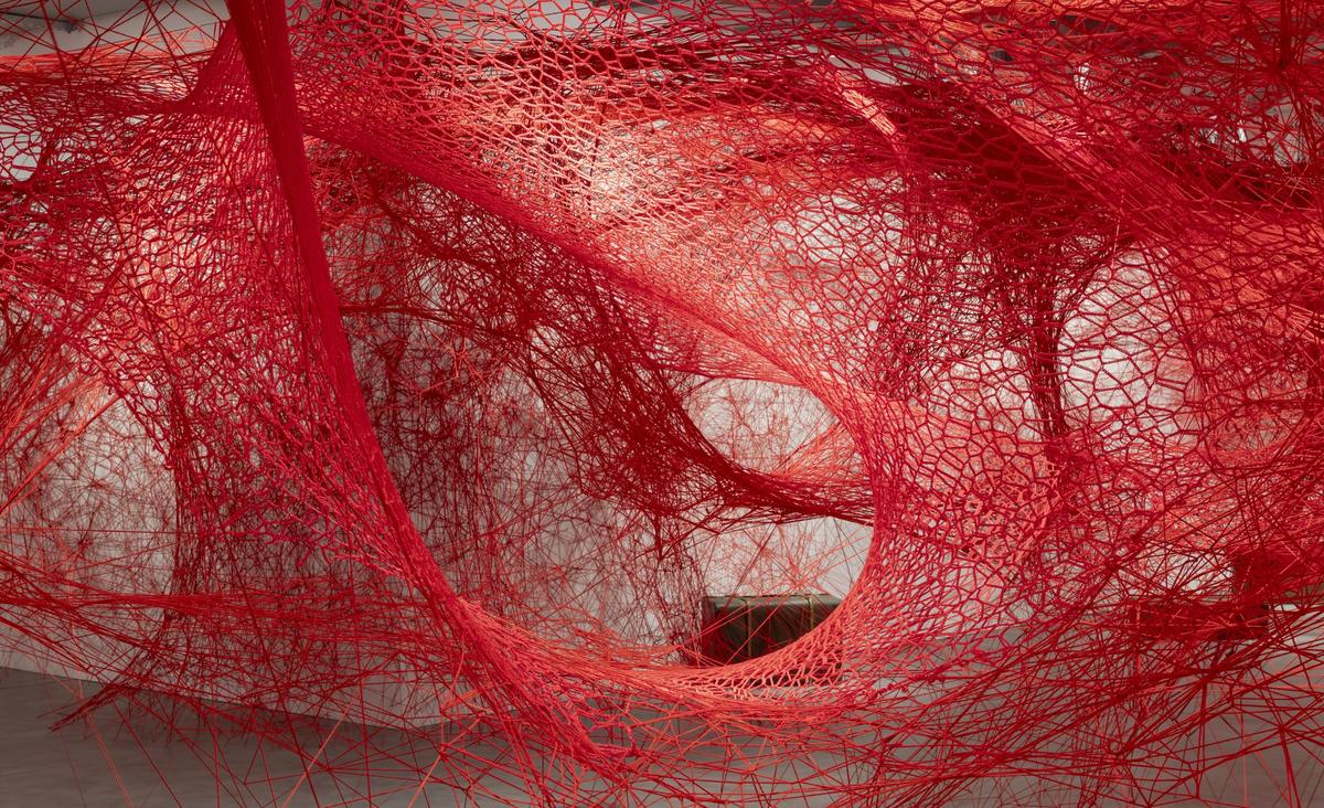 Anahtarlar, elbiseler, tekneler, kâğıtlar: Farklı nesneleri iplikleri arasında görmeye alışkın olduğumuz ChiharuShiota, “Dünyalar Arasında” işiyle, büyük ölçekli bir yerleştirmede ipliği ilk kez bavula eklemlendiriyor.
DÜNYALAR ARASINDA: © CHIHARU SHIOTA, FOTOĞRAF: © KAYHAN KAYGUSUZ, İSTANBUL MODERN