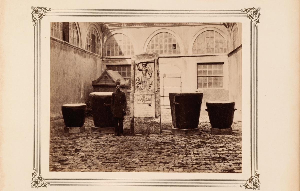 Aya İrini Kilisesi’ndeki eski silah ve tarihîeserlerin sergilendiği koleksiyondan bir fotoğraf, 1891, Abdullah Frères.Osmanlı’da müze fikrinin yerleşmesi Tanzimat dönemine denk gelir.
© MET