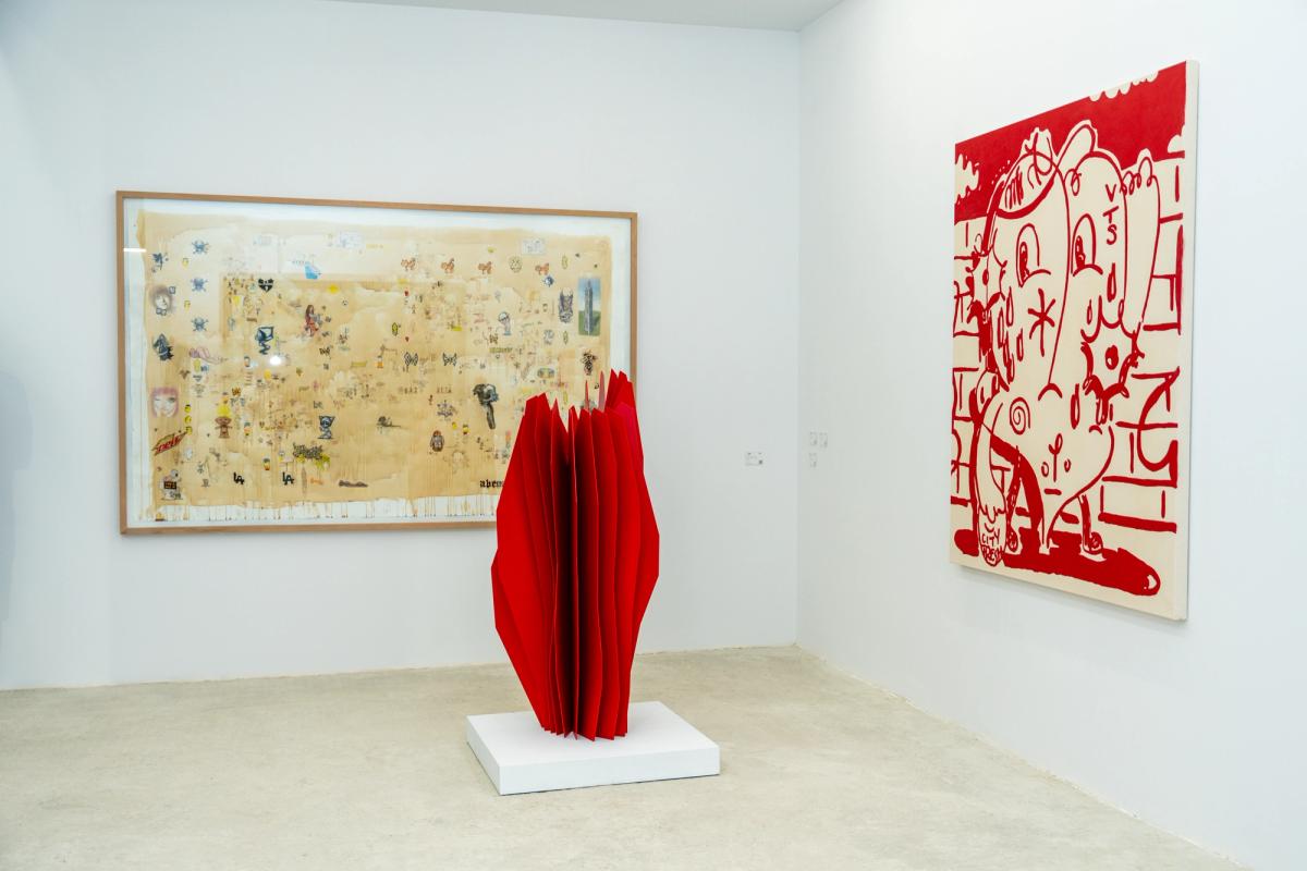 PİLEVNELİ gibi İstanbul’un tanınan galerileri büyük ölçekli stantlarda sanatçılarının eserlerini grup halinde sergiledi.
© OKYANUS AŞKIN, CI, 2023