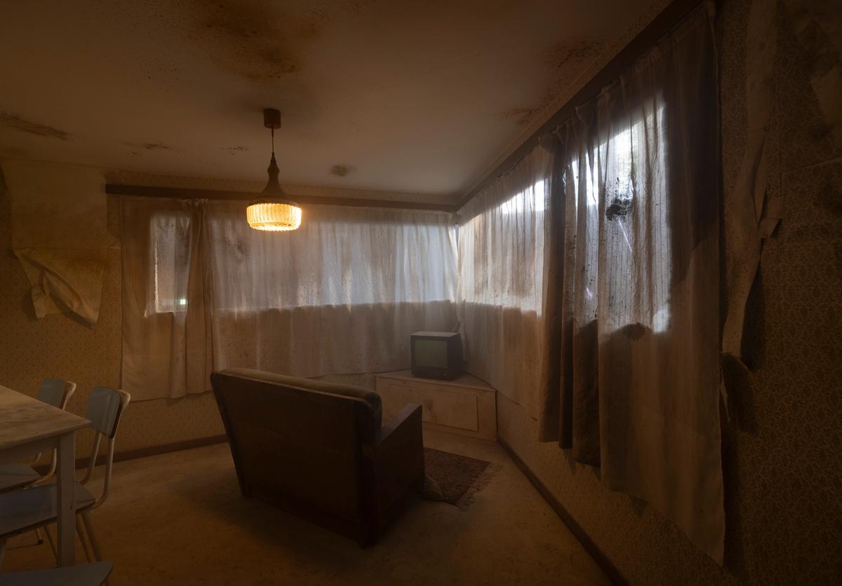 Ersan Mondtag’ın “Monument of an Unknown Man” adlı işi,sanatçının 60’lı yıllarda Almanya’ya göç edince asbestli yapı malzemeleri üreten bir fabrikada çalışan dedesinin öyküsünü anlatıyor.
© ERSAN MONDTAG, FOTOĞRAF: © ANDREA ROSSETTI