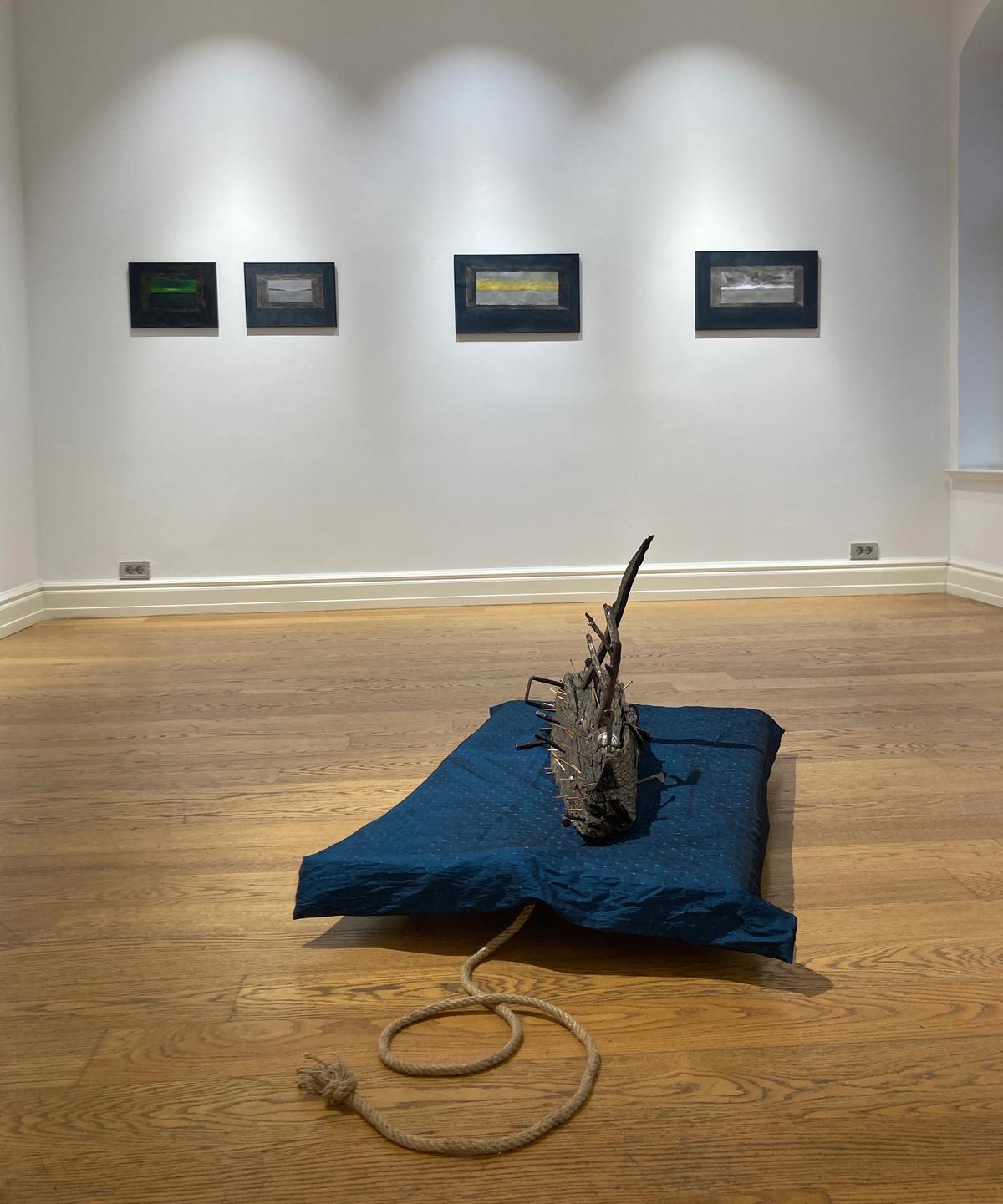 Selim Birsel
Homerus'un Kaburgası, 2021
Ağaç parçası, demir mıh, kibrit, atlas kumaş, paslanmaz çelik bilye