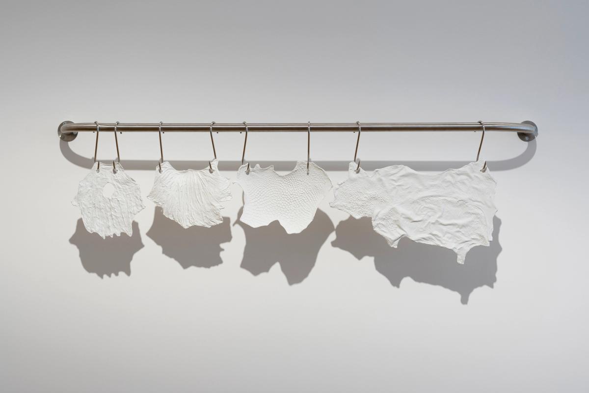 “Mutlu Kasap” (2010), metal bir duvar askısında sergilenen, bir sığırın mide parçalarının iç yüzeyinin porselen dökümleridir.
“MUTLU KASAP” © SENA NUR TAŞTEKNE, ARTER, 2023