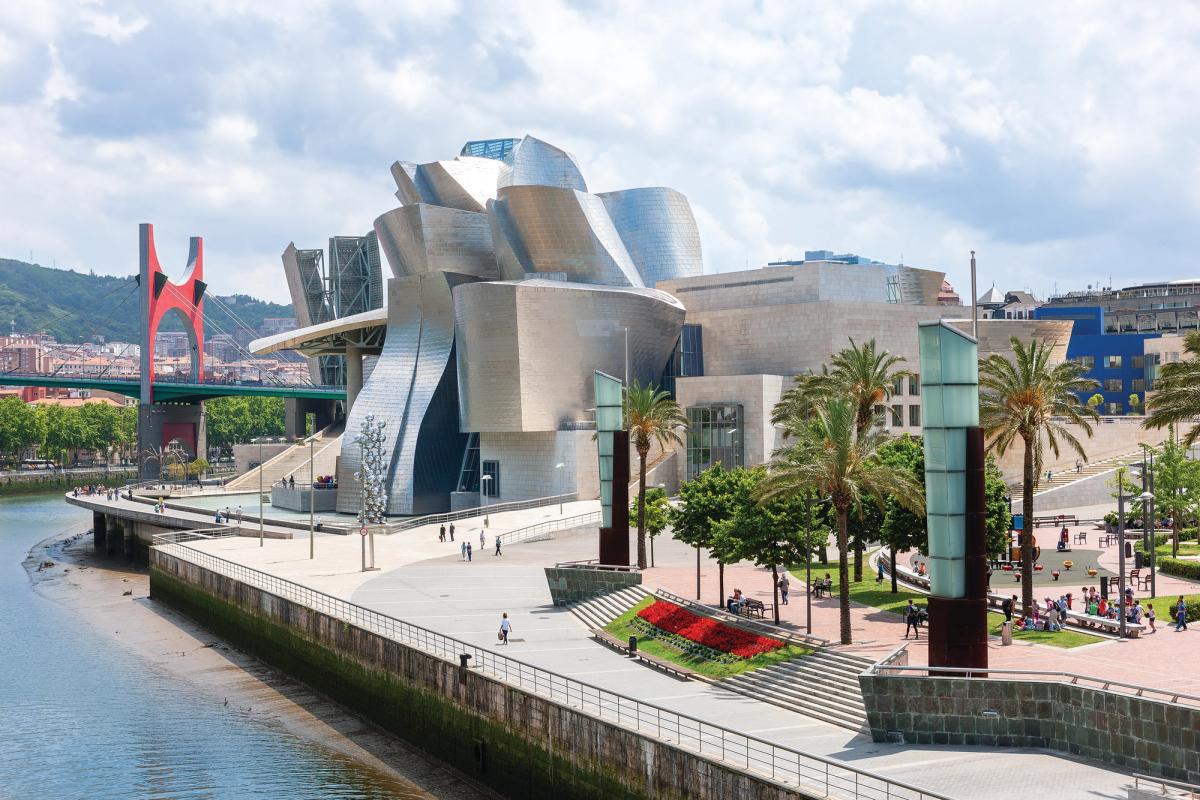 Mimar Frank Gehry’nin Instagram dostu heykelsi Guggenheim Bilbao tasarımı, zamanında düşüşte olan İspanyol liman şehrinin haritaya girmesine yardımcı oldu.

GUGGENHEIM: © SERGEY/ADOBE STOCK